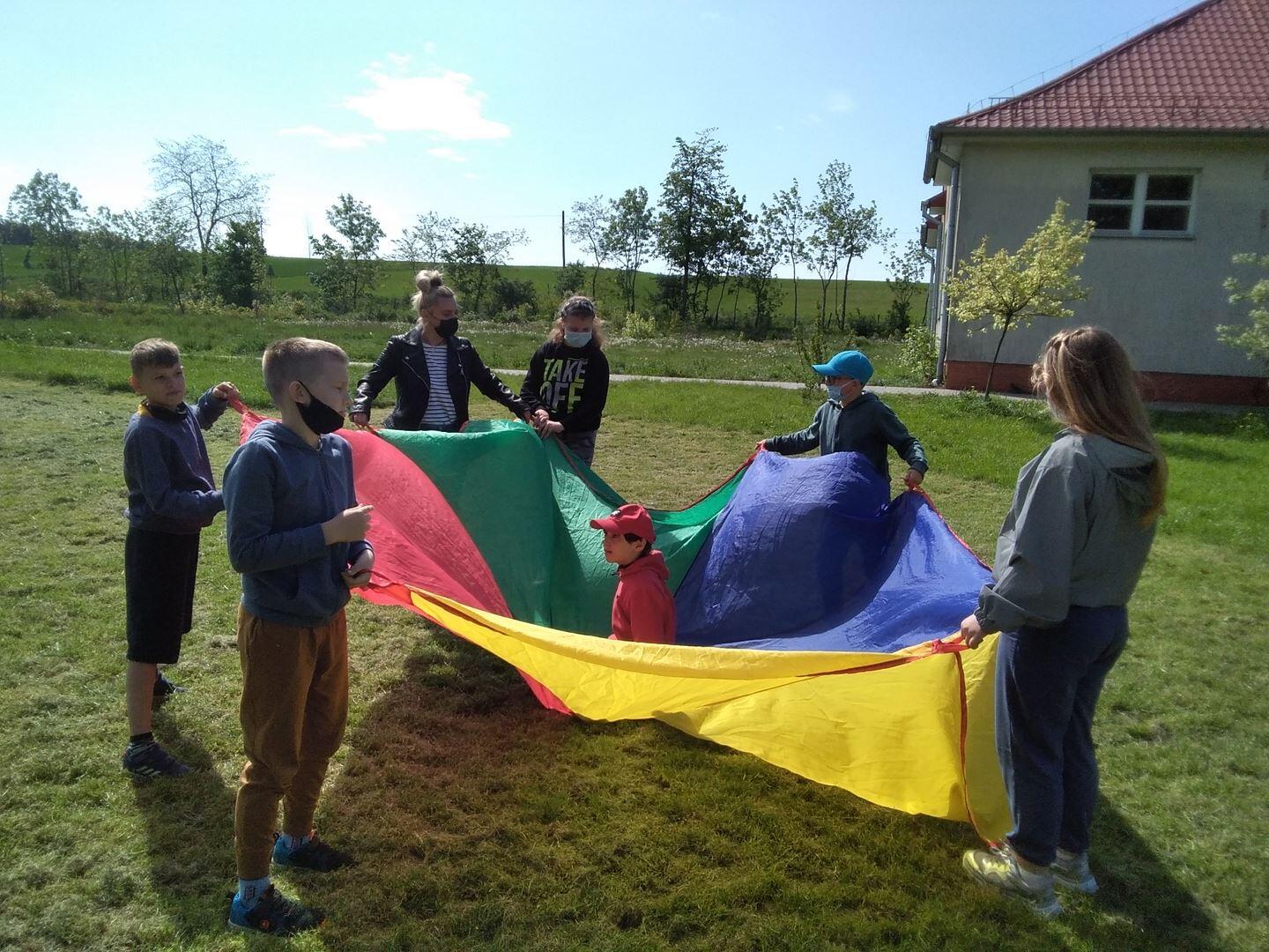 Zabawy Integracyjne Dla Dzieci W Wieku Szkolnym Zabawy integracyjne na boisku szkolnym - Szkoła Podstawowa im. Armii
