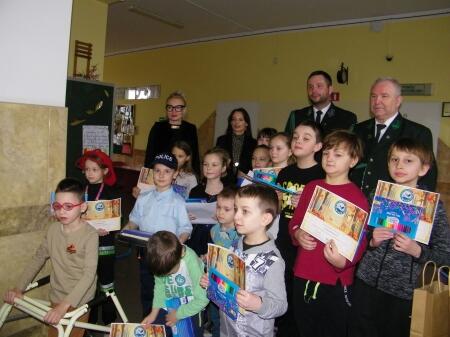 Sukces Bartka i Zuzi w szkolnym konkursie plastycznym ''W żółtych płomieniach li...