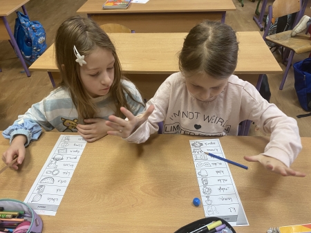 „Turlane samogłoski” gra wspierającą rozwój świadomości fonologicznej oraz utrwalająca pisownię wyrazów.