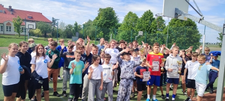 Towarzyskie rozgrywki sportowe z udziałem sąsiednich szkół