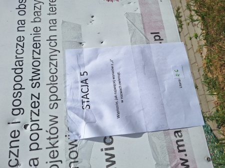 Ortograficzna gra terenowa na boisku szkolnym.