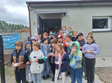 Zwiedzanie gospodarstwa rolnego i warsztaty w serowarni.Poznanie etapów powstawa...