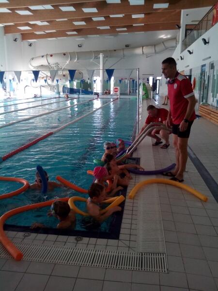 Bezpieczeństwo-Uczymy się pływać na basenie w Radziejowie